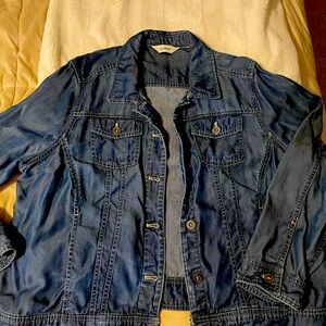 Ladies XL L.L Bean light weight blue denim jacket.